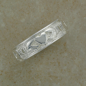 Stunning Claddagh Band Ring